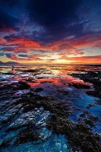 激烈角逐下足球比赛持续扣人心弦